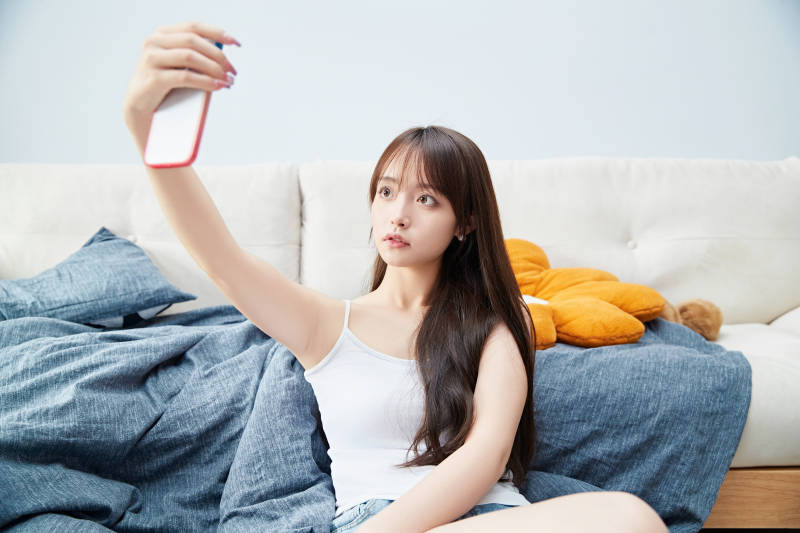 节假日居家生活的亚洲女孩图片