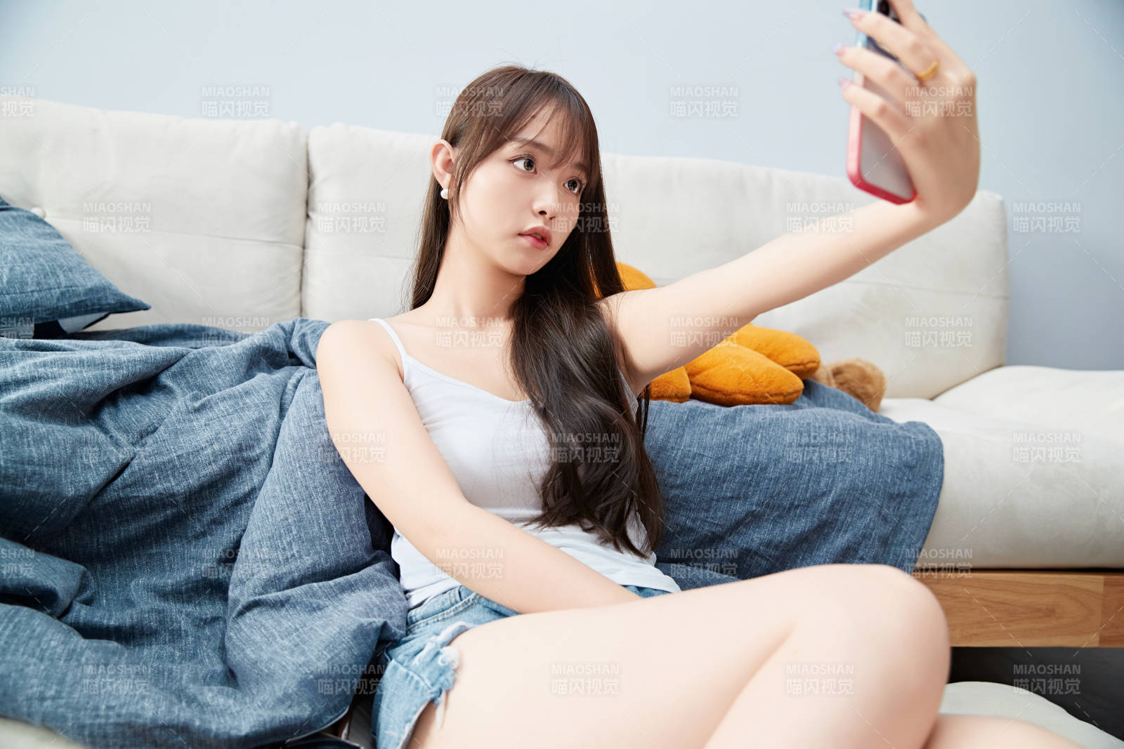 节假日居家生活的亚洲女孩图片