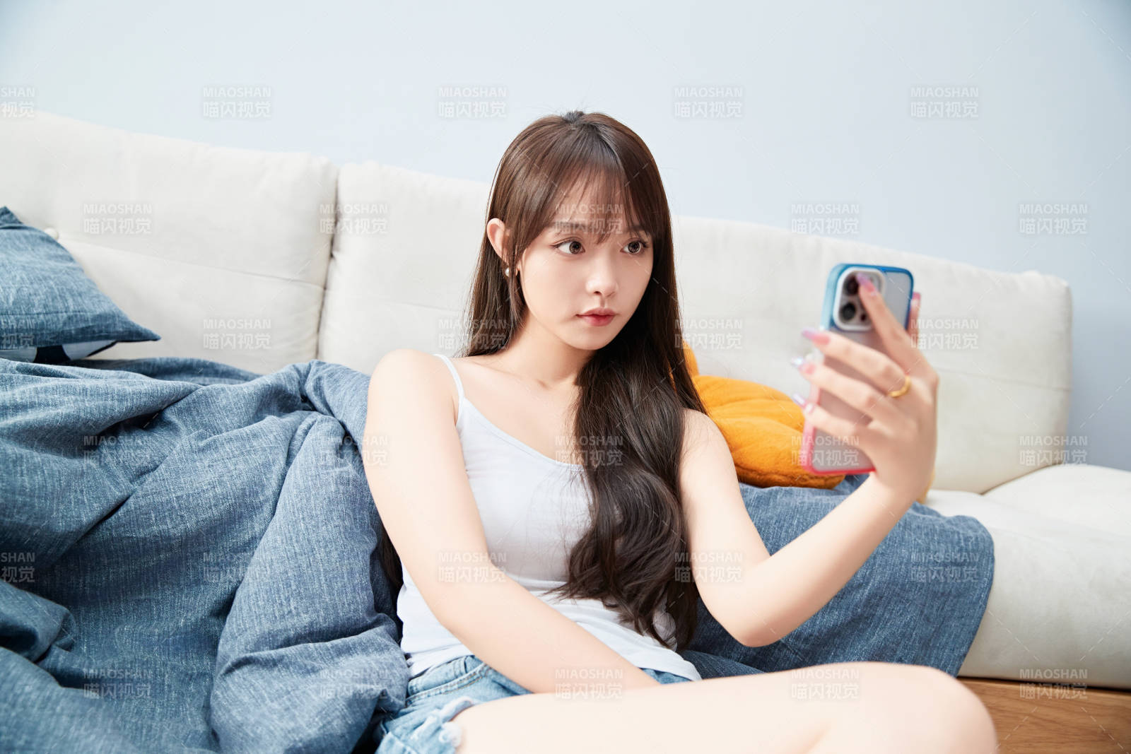 节假日居家生活的亚洲女孩图片