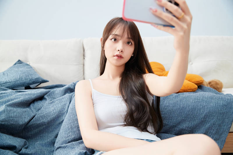 节假日居家生活的亚洲女孩图片