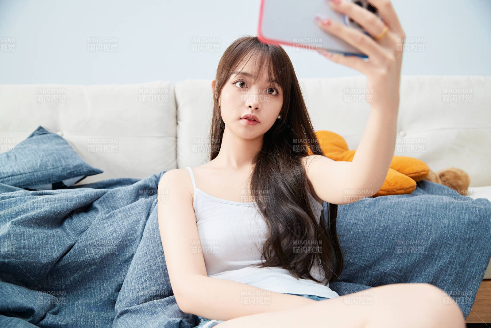 节假日居家生活的亚洲女孩图片