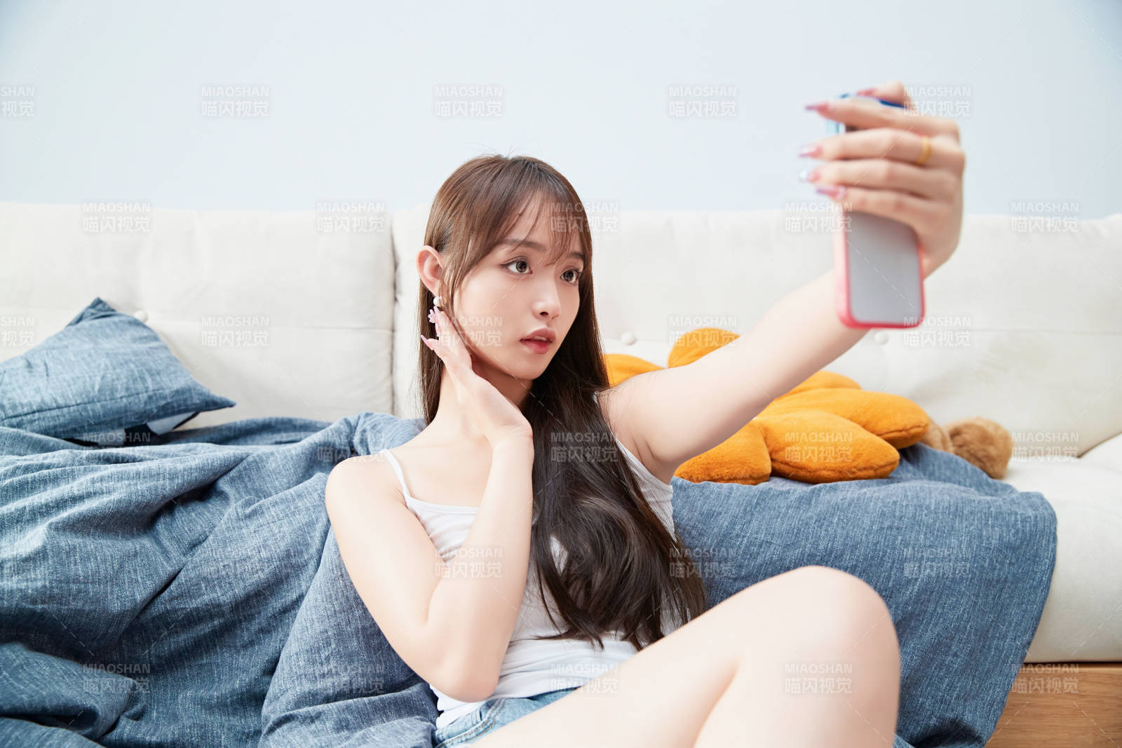 节假日居家生活的亚洲女孩图片