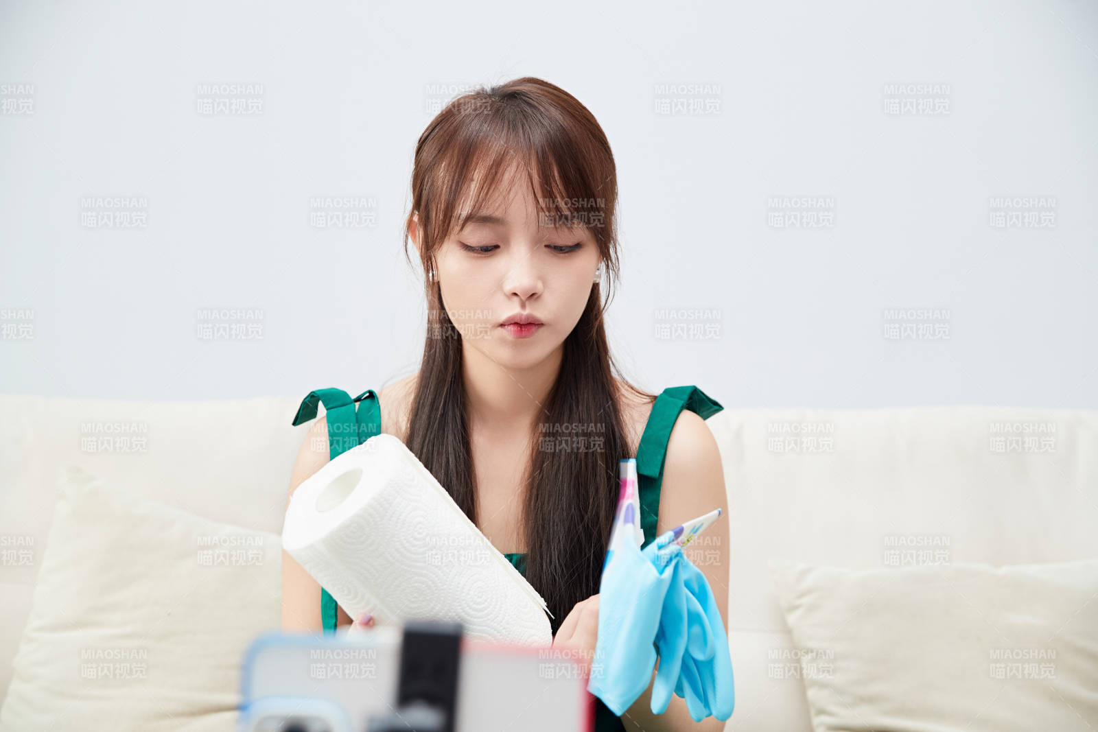 正在进行网络直播带货的美女主播图片