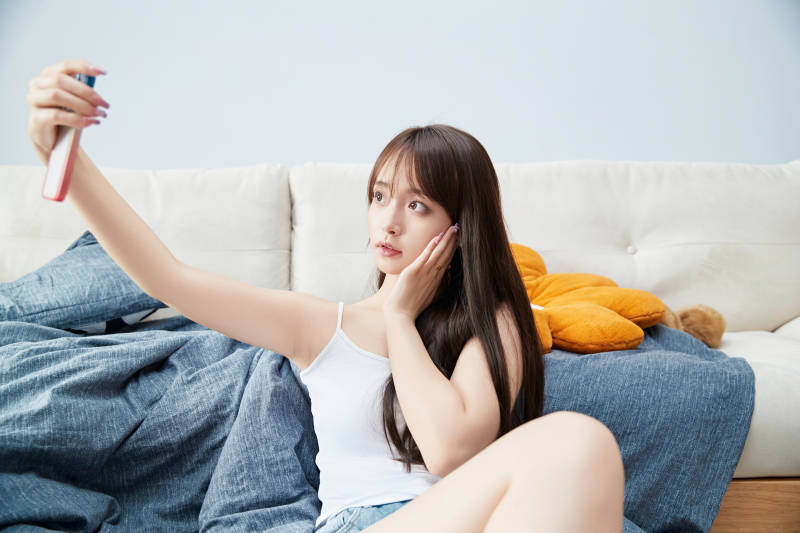 节假日居家生活的亚洲女孩图片