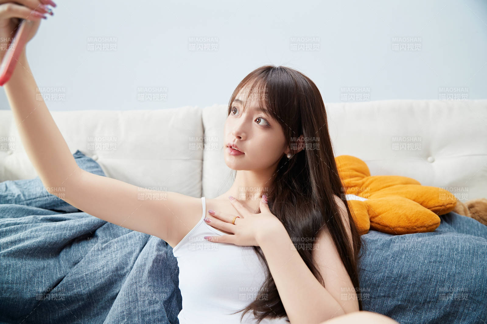 节假日居家生活的亚洲女孩图片