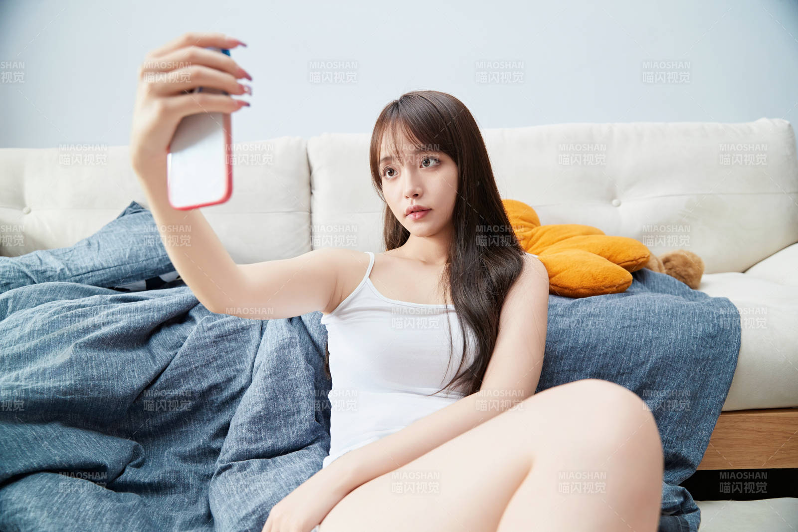 节假日居家生活的亚洲女孩图片