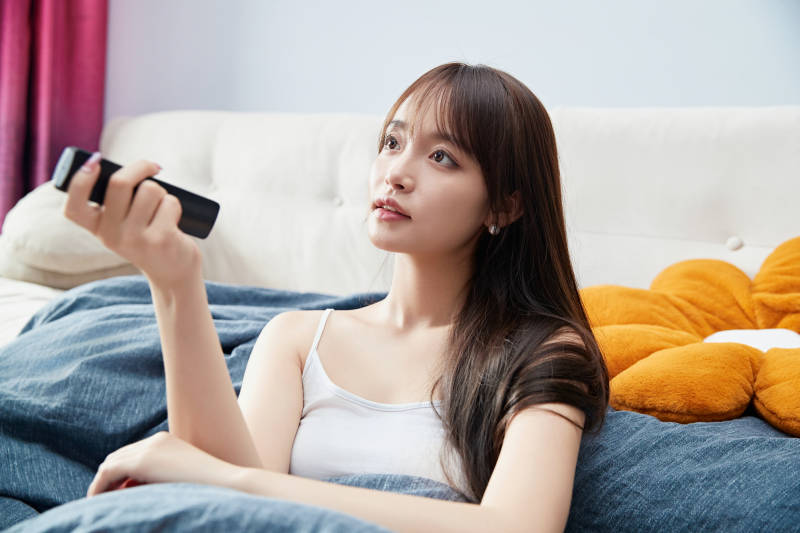 节假日居家生活的亚洲女孩图片