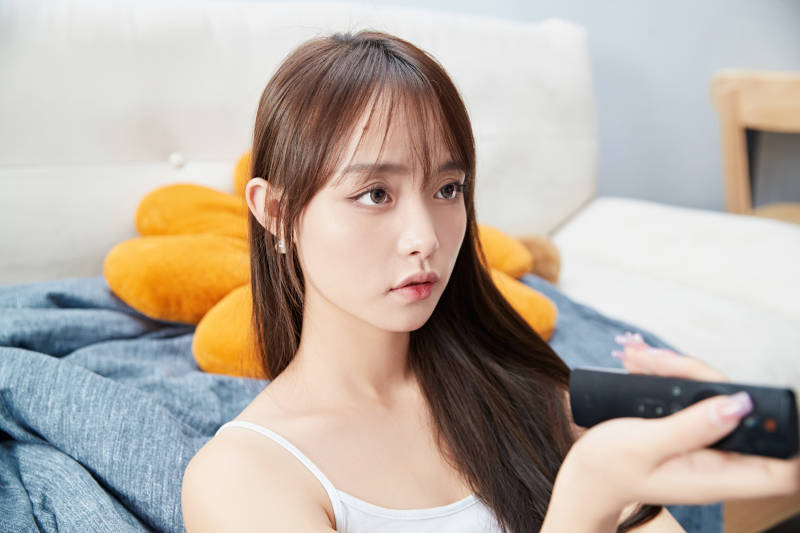 节假日居家生活的亚洲女孩图片