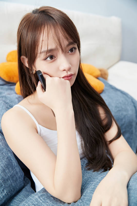 节假日居家生活的亚洲女孩图片