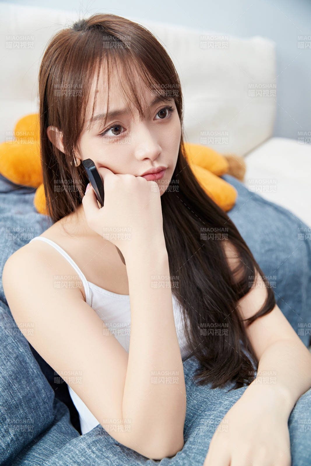 节假日居家生活的亚洲女孩图片