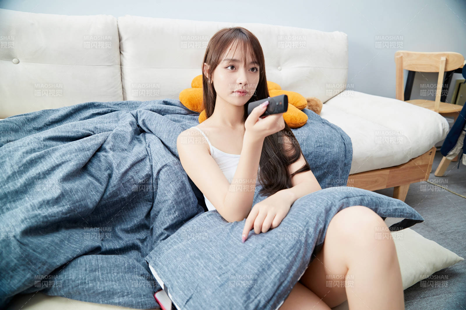 节假日居家生活的亚洲女孩图片