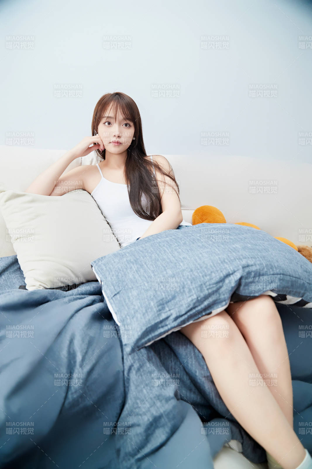 节假日居家生活的亚洲女孩图片