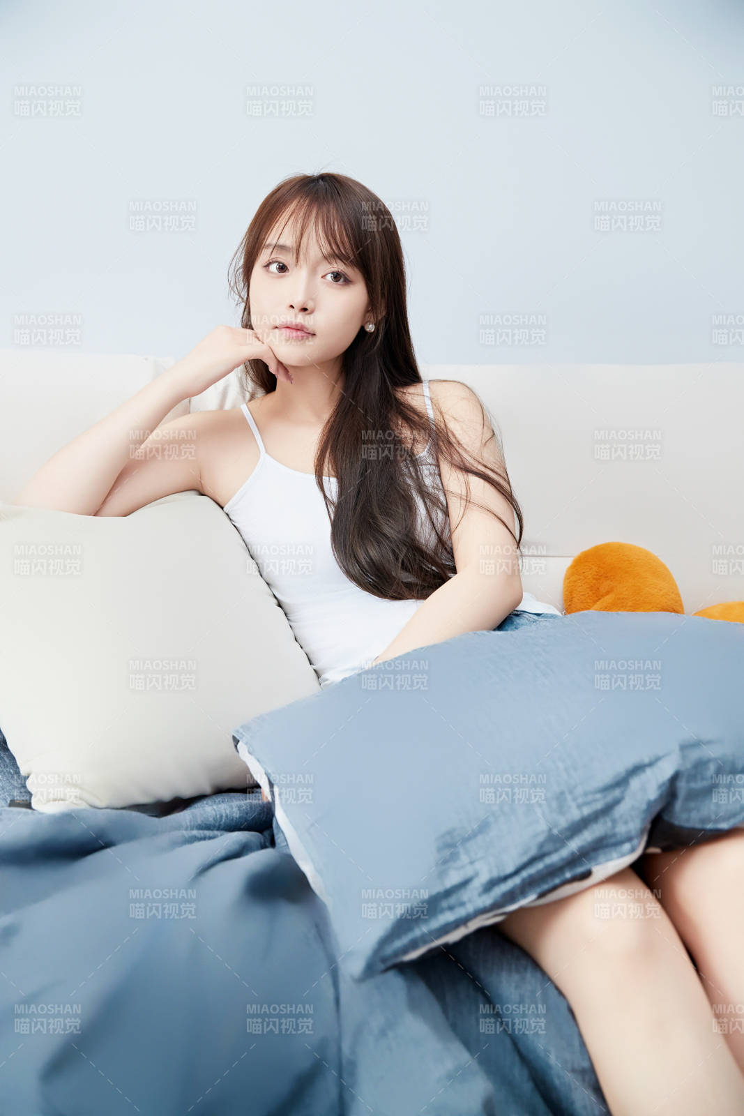 节假日居家生活的亚洲女孩图片