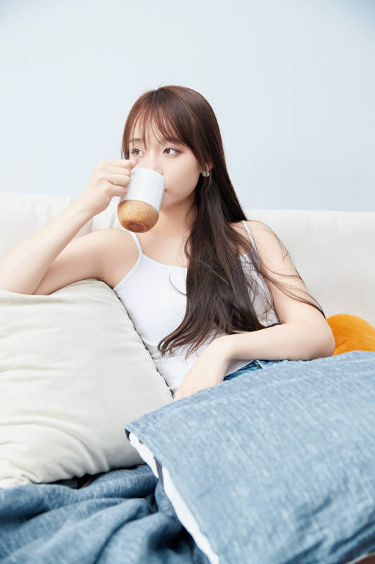 节假日居家生活的亚洲女孩图片