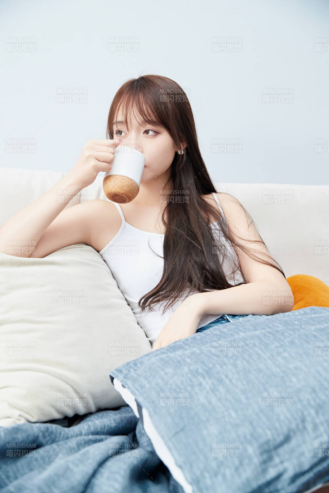 节假日居家生活的亚洲女孩图片