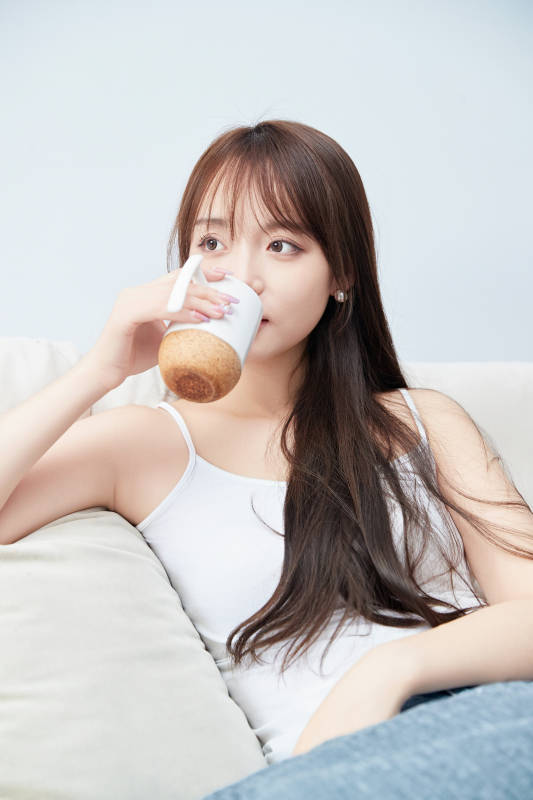 节假日居家生活的亚洲女孩图片