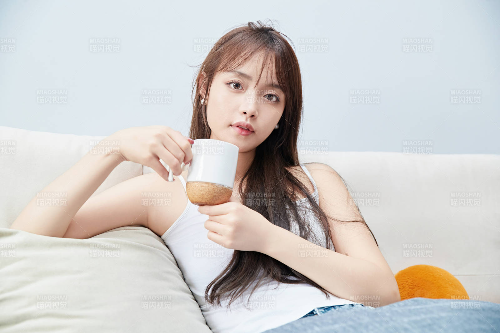 节假日居家生活的亚洲女孩图片