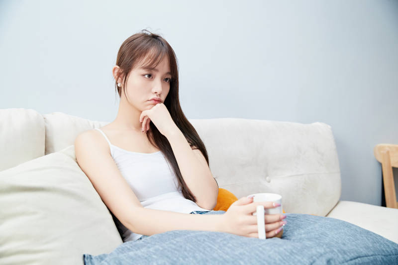 节假日居家生活的亚洲女孩图片