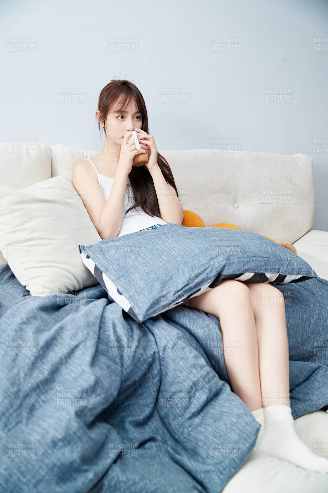 节假日居家生活的亚洲女孩图片