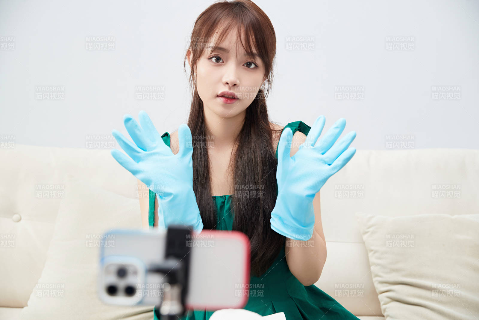 正在进行网络直播带货的美女主播图片