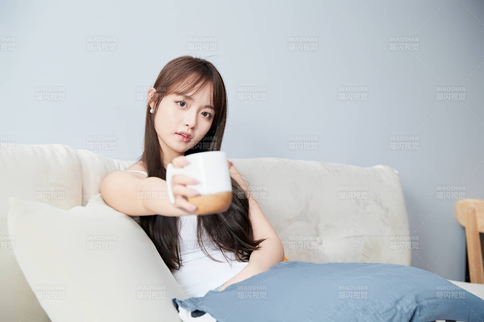 节假日居家生活的亚洲女孩图片