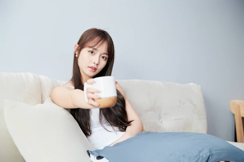 节假日居家生活的亚洲女孩图片