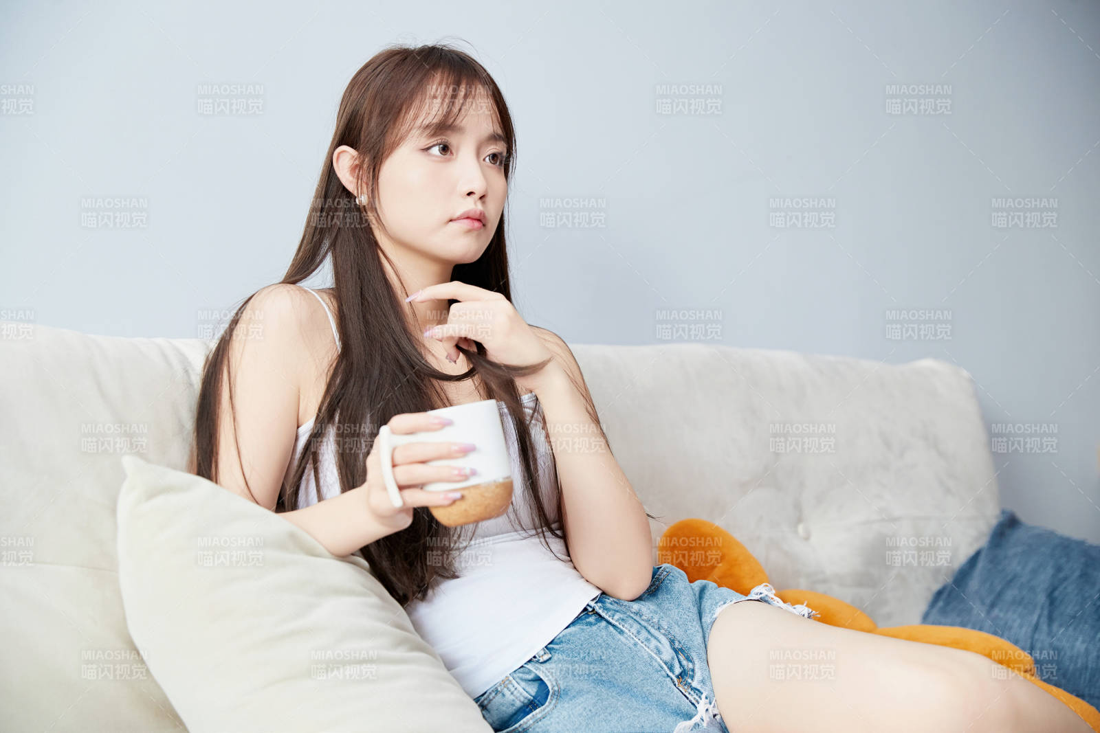 节假日居家生活的亚洲女孩图片