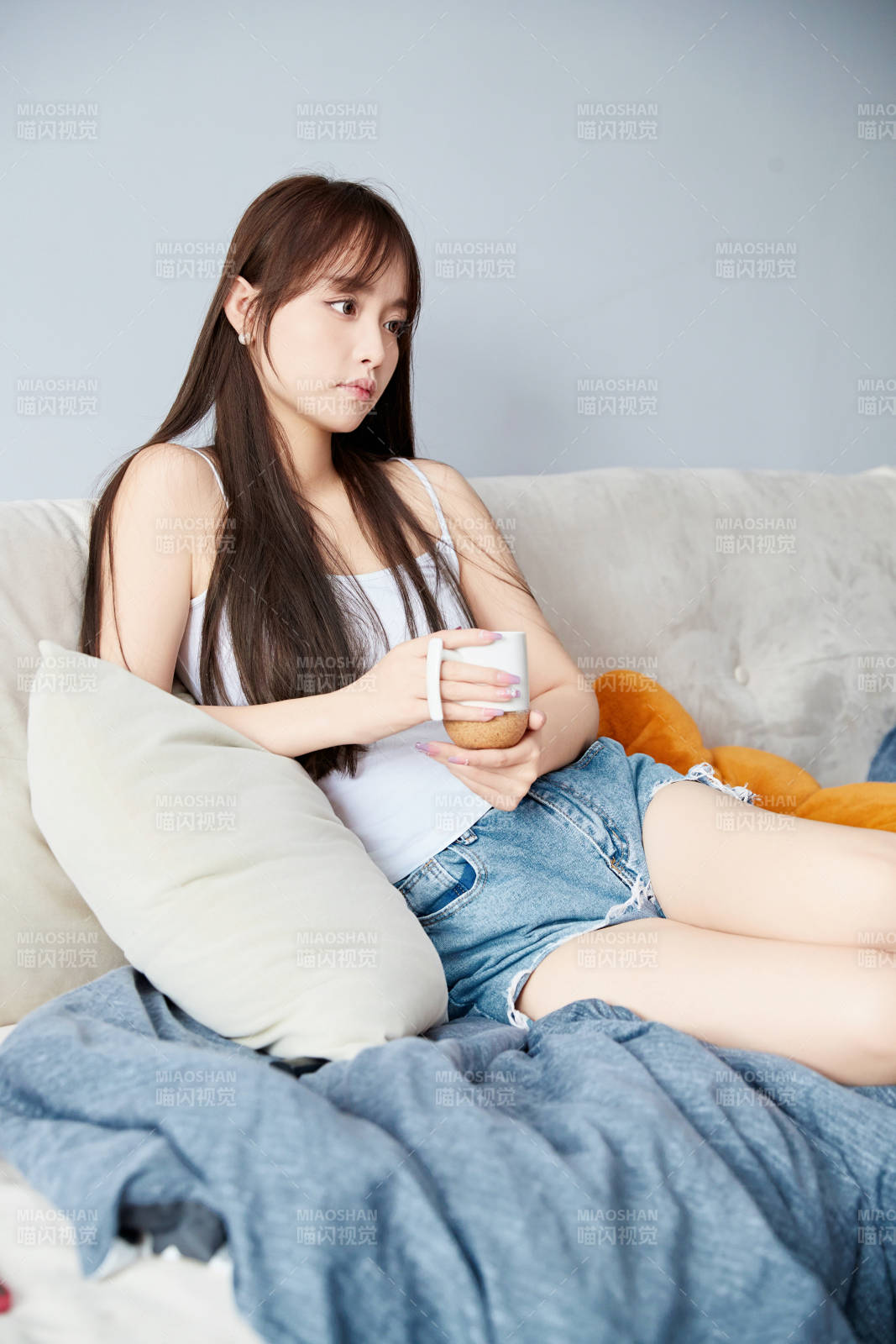 节假日居家生活的亚洲女孩图片