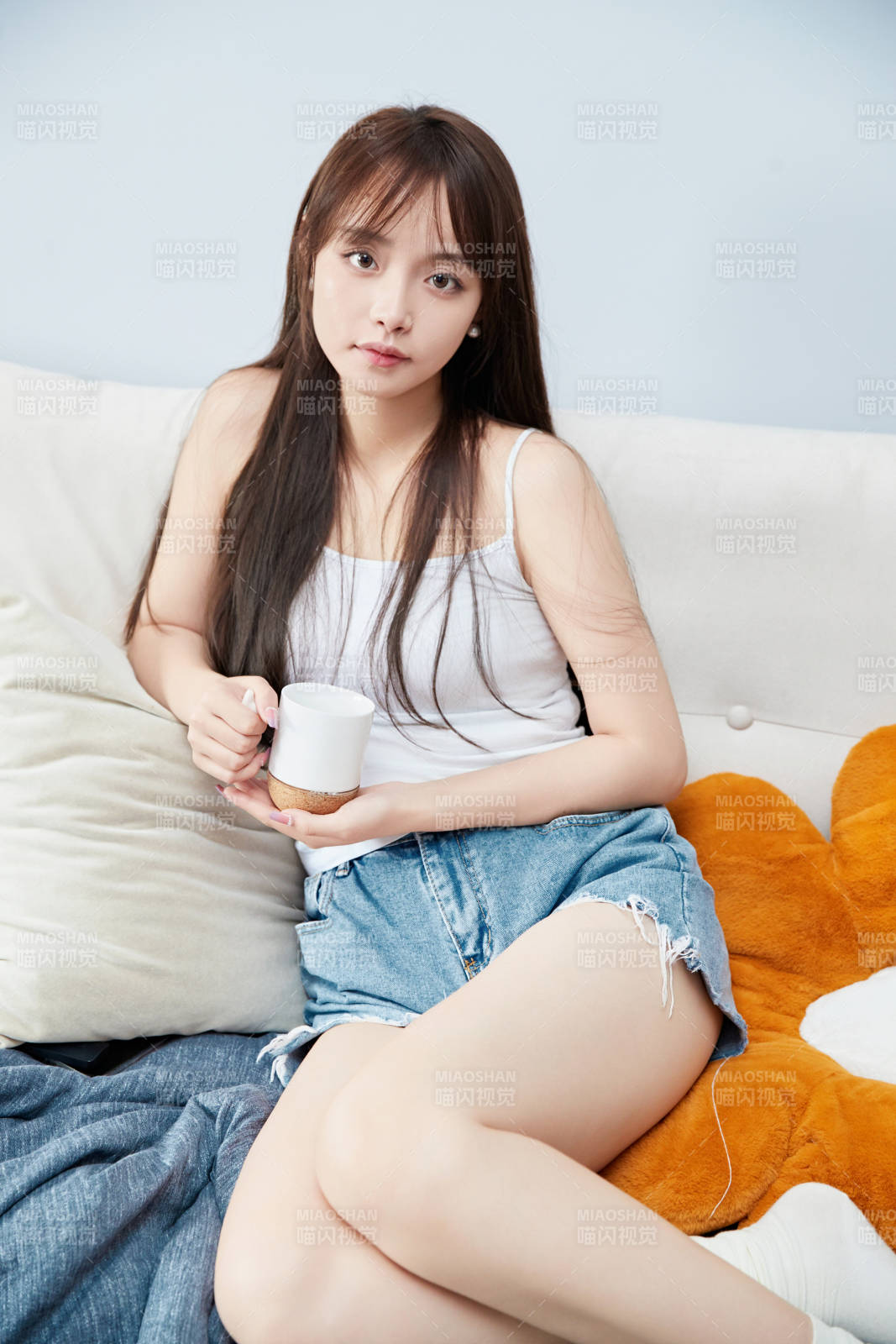 节假日居家生活的亚洲女孩图片