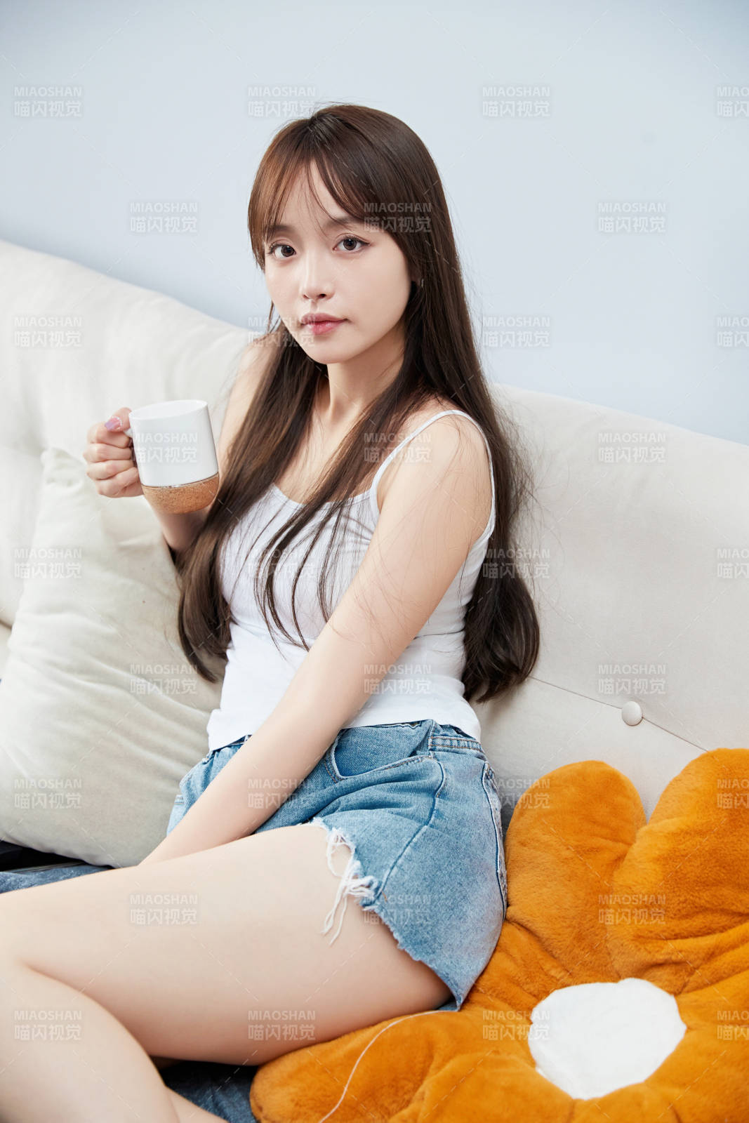 节假日居家生活的亚洲女孩图片