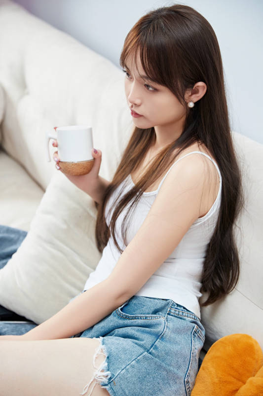 节假日居家生活的亚洲女孩图片