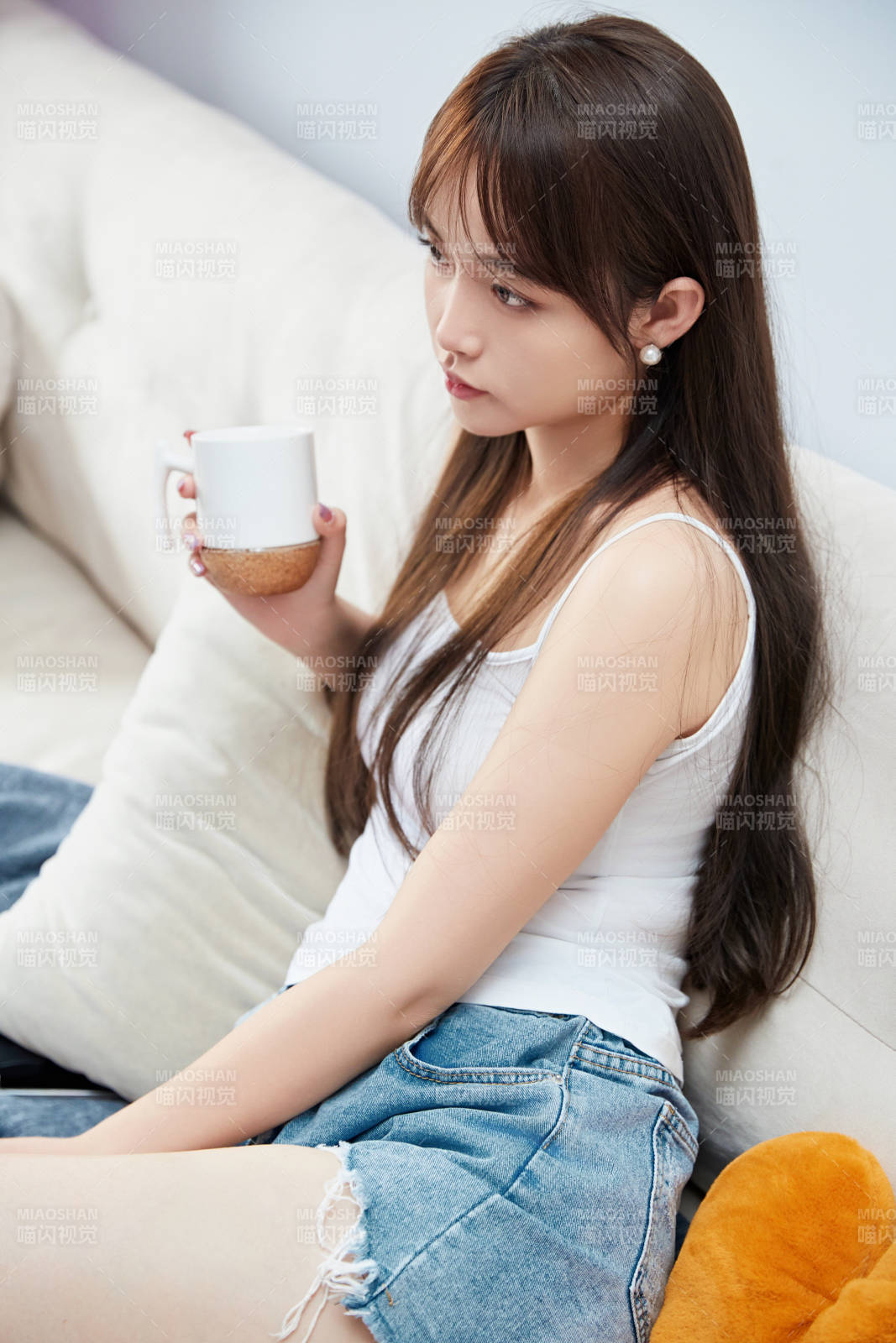 节假日居家生活的亚洲女孩图片