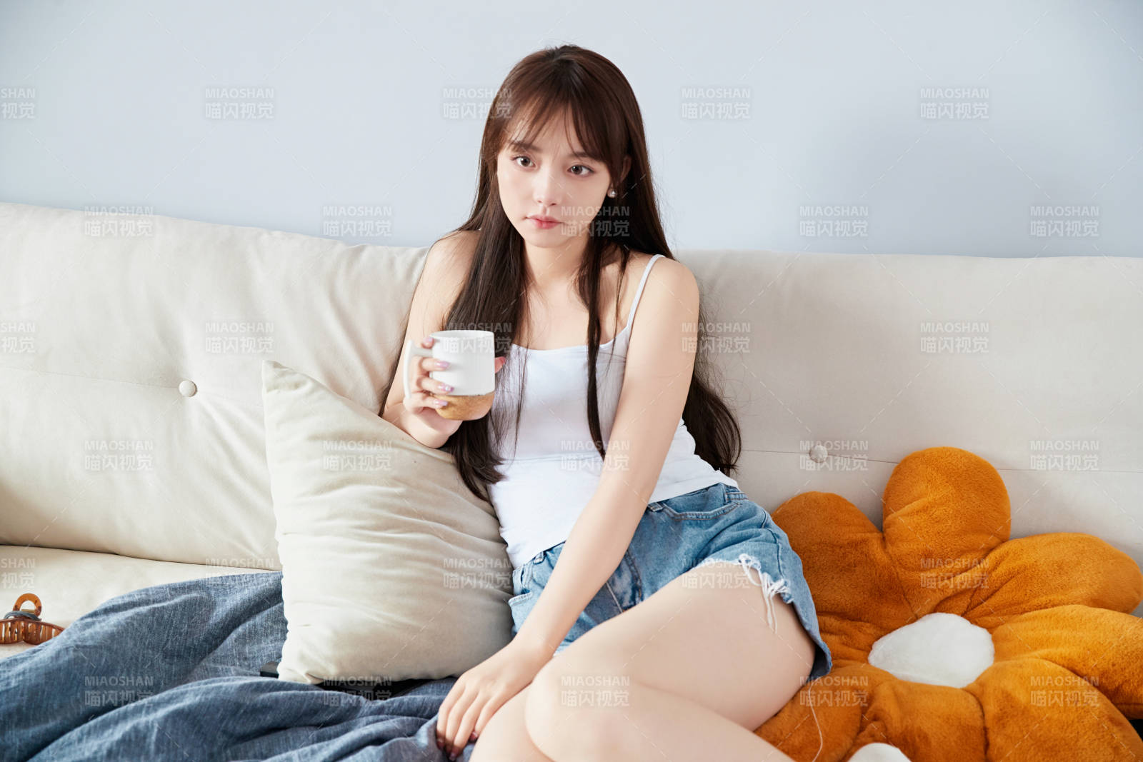 节假日居家生活的亚洲女孩图片