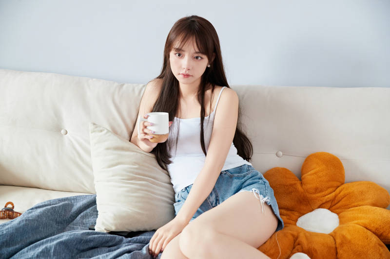 节假日居家生活的亚洲女孩图片