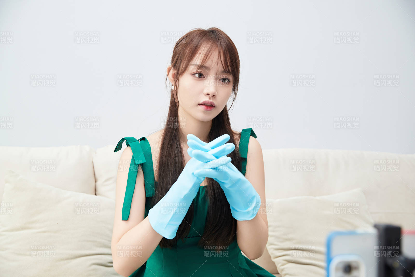 正在进行网络直播带货的美女主播图片