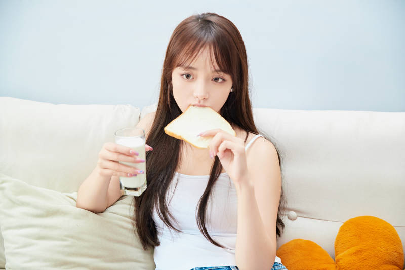 节假日居家生活的亚洲女孩图片