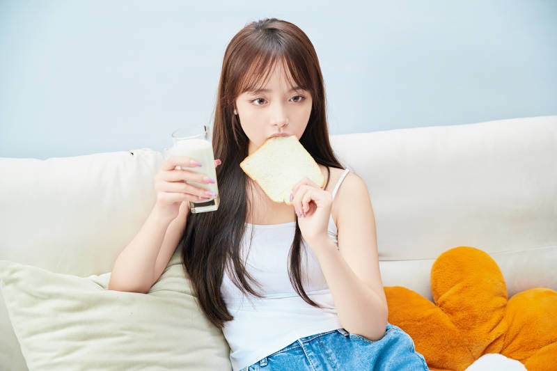 节假日居家生活的亚洲女孩图片