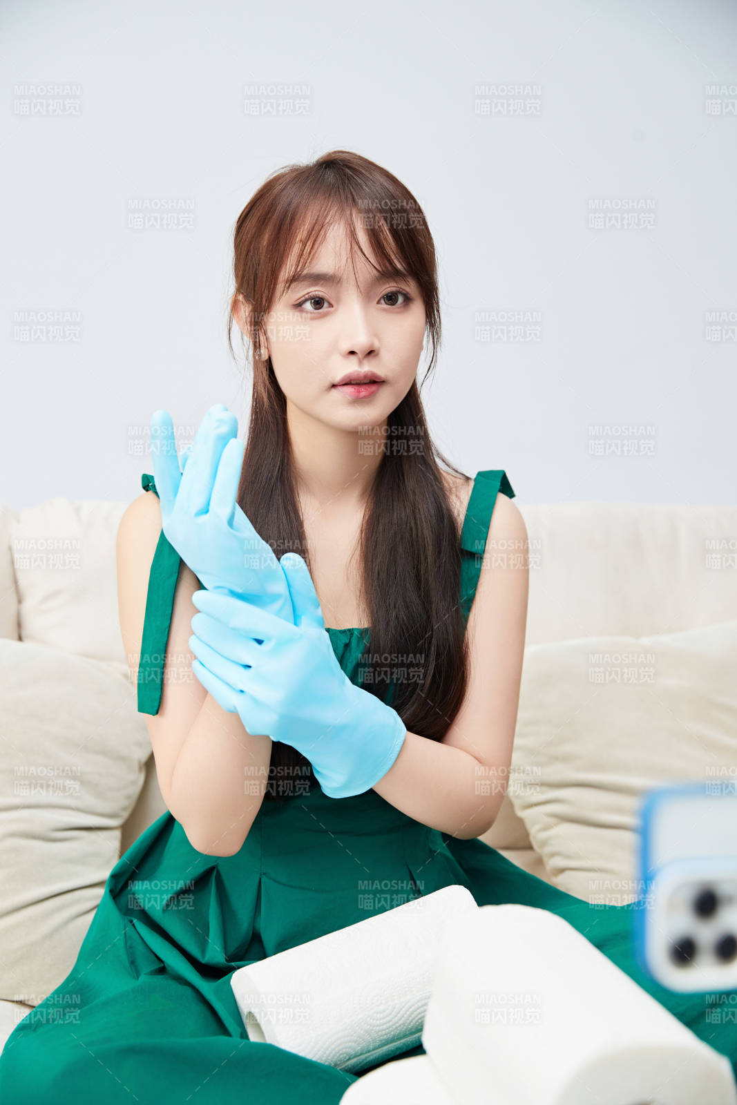 正在进行网络直播带货的美女主播图片