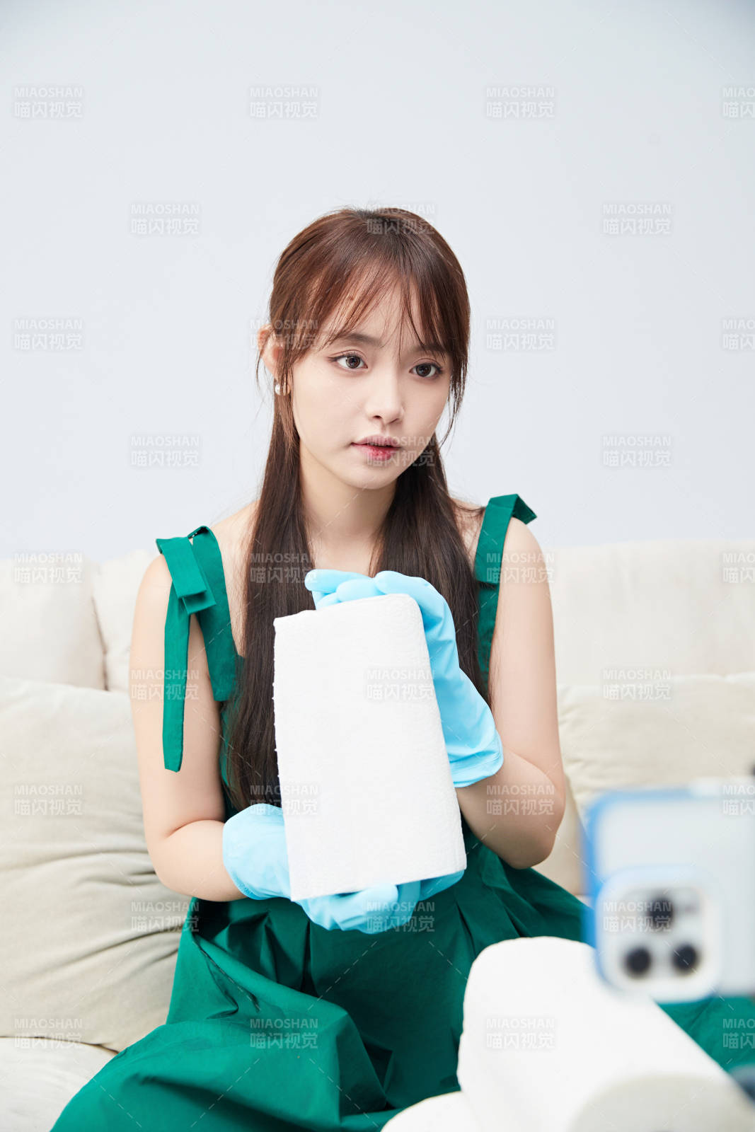 正在进行网络直播带货的美女主播图片