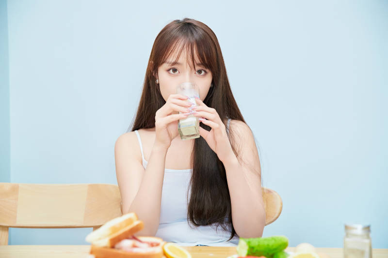 美丽的少女在餐桌前吃早餐图片