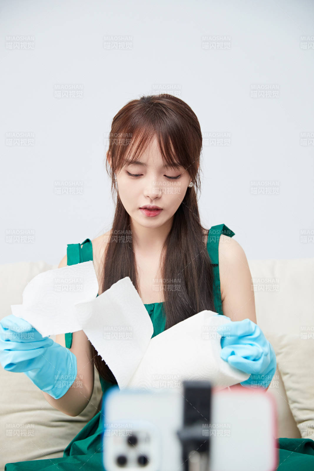 正在进行网络直播带货的美女主播图片