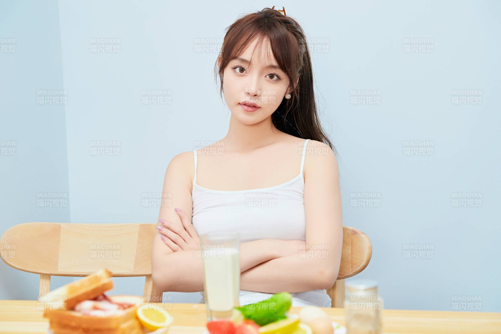 美丽的少女在餐桌前吃早餐图片