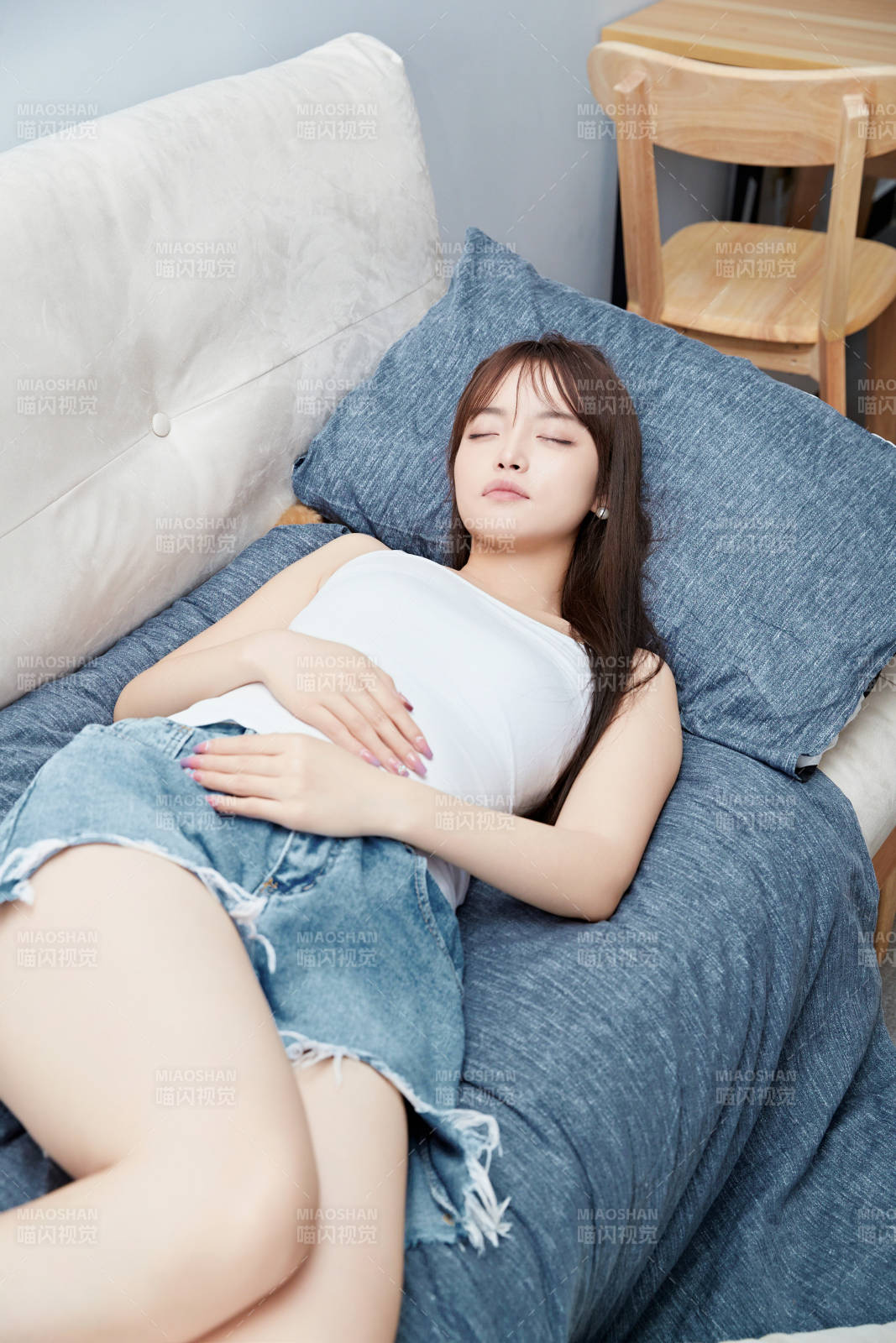 居家在沙发上午睡的亚洲少女图片