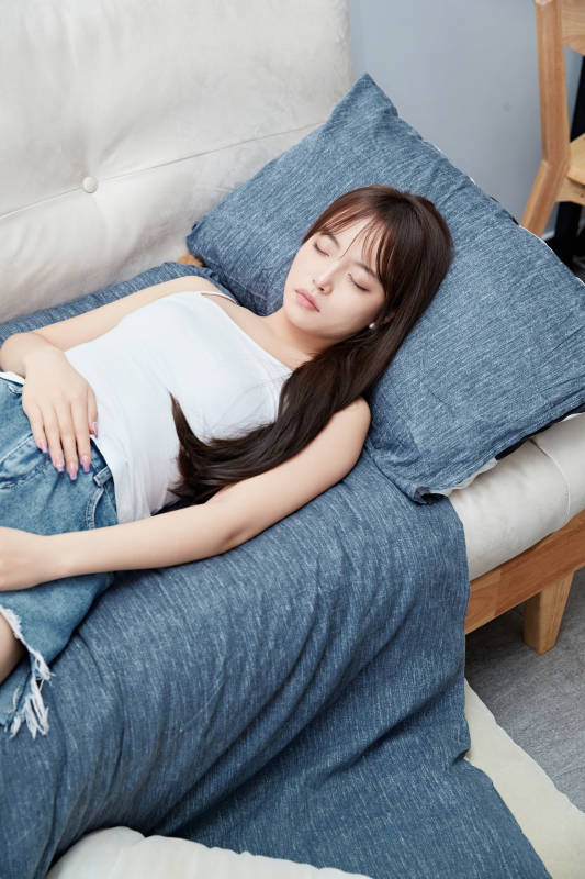 居家在沙发上午睡的亚洲少女图片