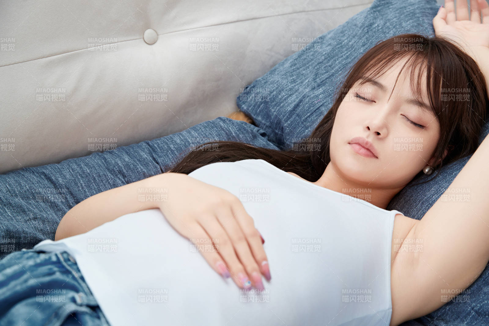 居家在沙发上午睡的亚洲少女图片