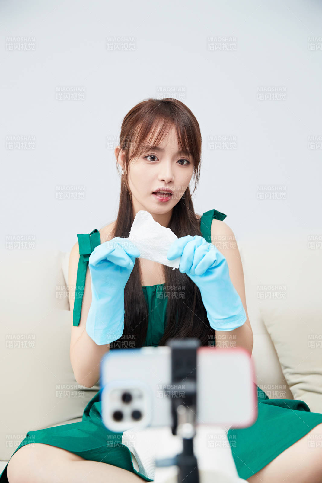 正在进行网络直播带货的美女主播图片