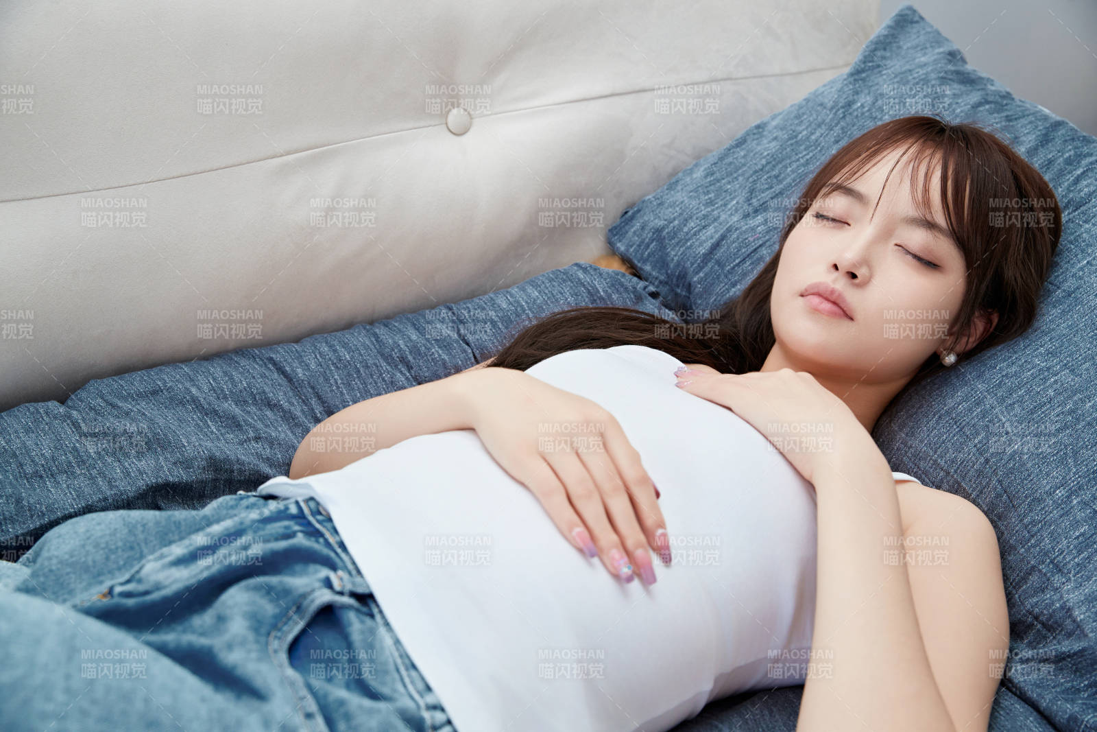 居家在沙发上午睡的亚洲少女图片