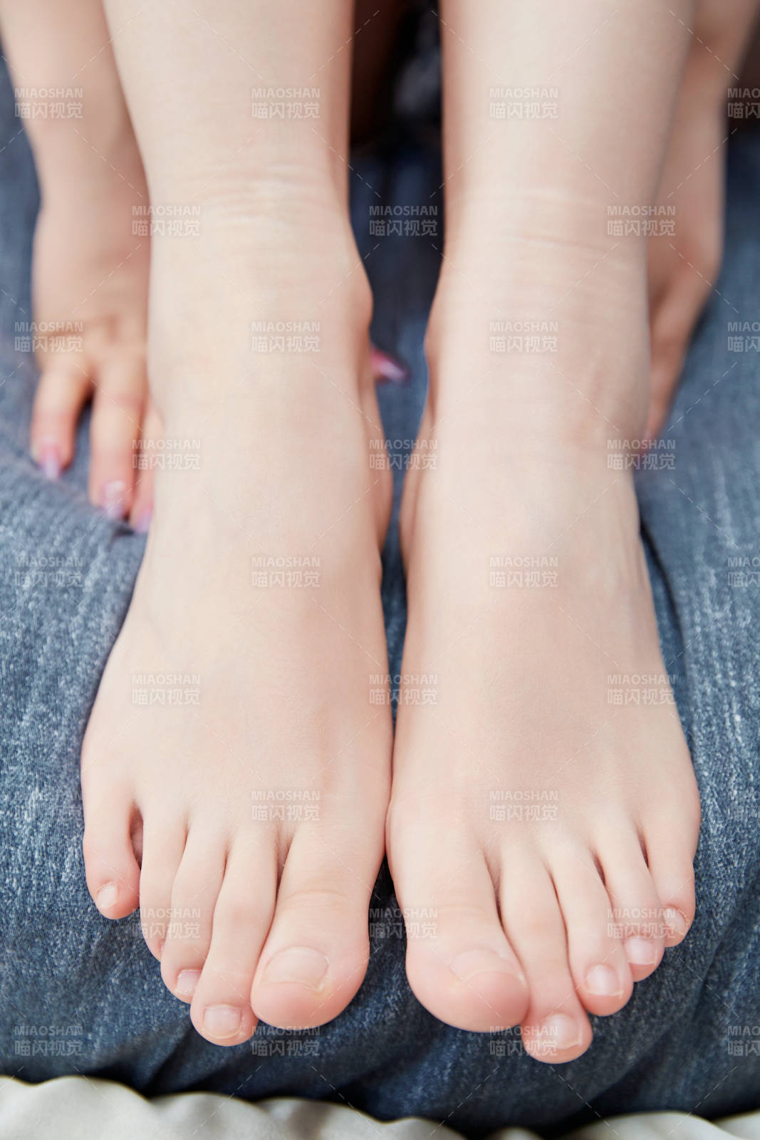 在沙发上的少女脚部特写图片