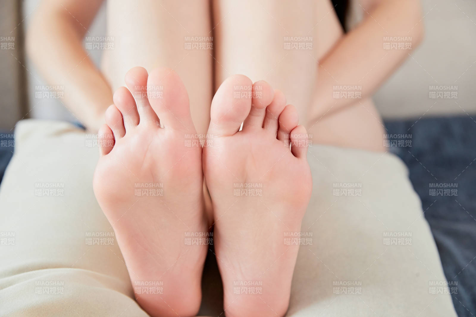 在沙发上的少女脚部特写图片