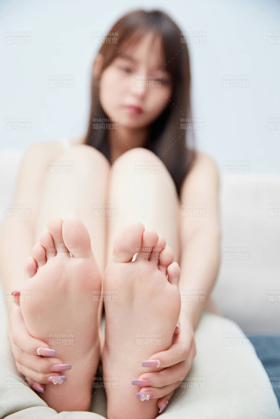 在沙发上的少女脚部特写图片
